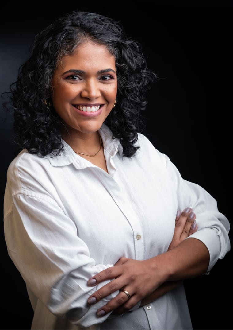 Jacqueline Porto, psicóloga e hipnoterapeuta, sorrindo